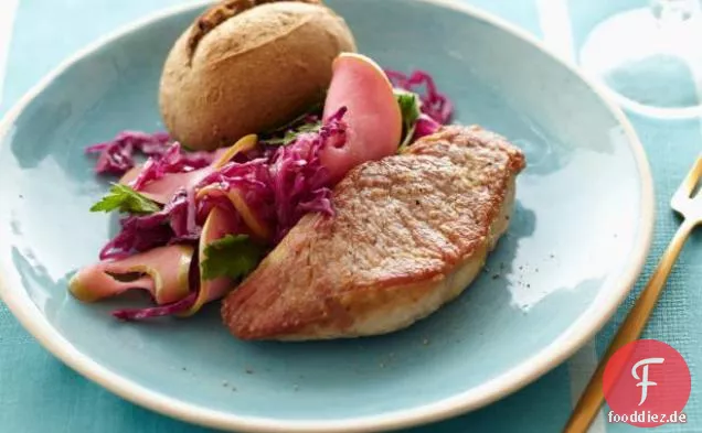 Schweinefiletsteaks mit verwelktem Kohl und Äpfeln