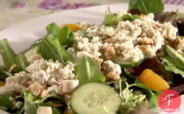 Gemischte Grüns mit Mandarinen und Walnüssen