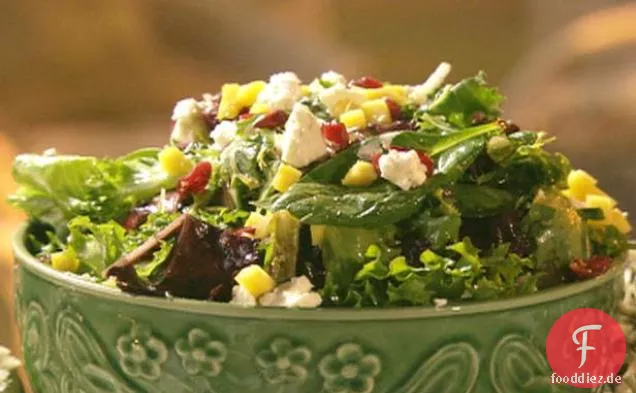 George's von Tybee Mixed Greens in Honig Vinaigrette geworfen