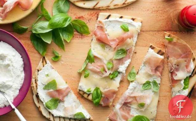 Italienisches Fladenbrot (Piadina) mit Fontina und Prosciutto