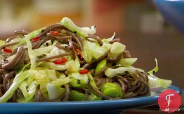 Gesunder und mit Geschmack gefüllter Soba-Salat