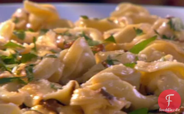 Käse-Tortellini mit Steinpilz-Pecorino-Sauce