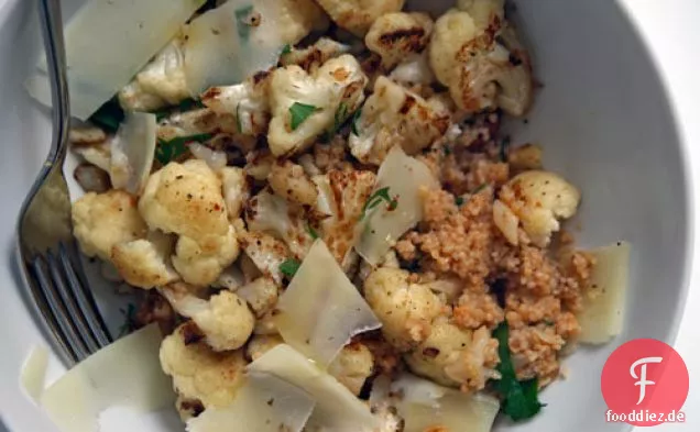 Gebratener Blumenkohl mit Couscous und Mandeln