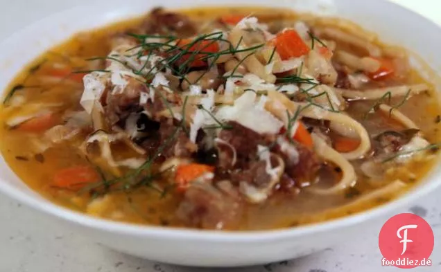 Unmengen von Nudeln Hühnersuppe