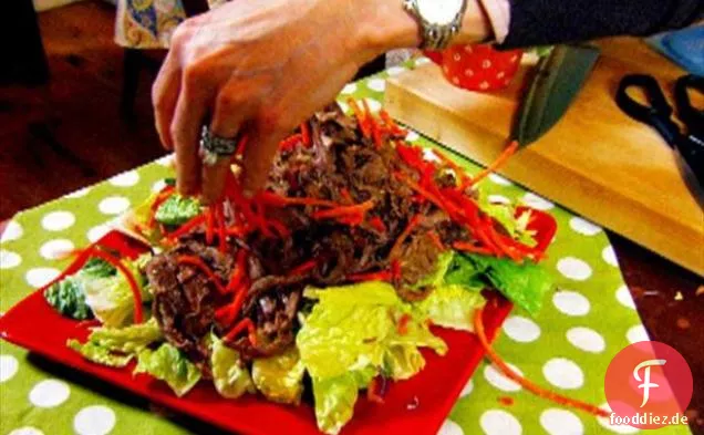 Asiatischer Rindfleischsalat mit Koriander, Schalotten und Sesam