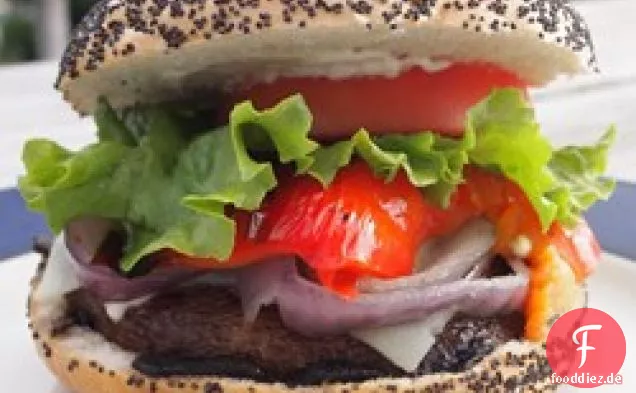Gegrilltes Portobello-Sandwich mit geröstetem rotem Pfeffer und Mozzarella