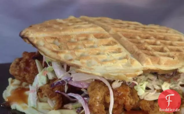 Gebratenes Huhn und Waffelschieber mit würzigem Mayo