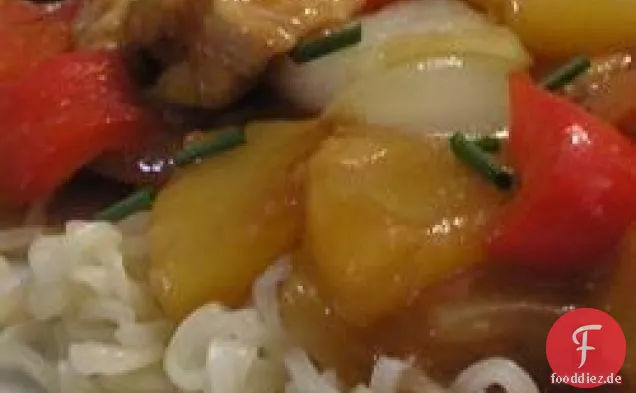 Gebratenes Huhn mit Ananas und Paprika