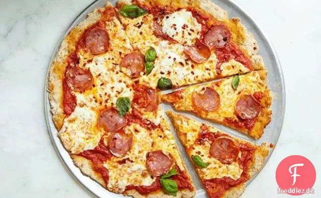 Vollkorn-Salami und Mozzarella Pizza