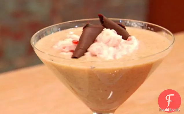 Weißer Schokoladenreispudding mit Kirschen Jubiläum und geschnittenen Mandeln