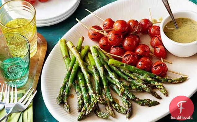 Spargel-Tomaten-Spieße mit Honig-Senf-Meerrettich-Sauce