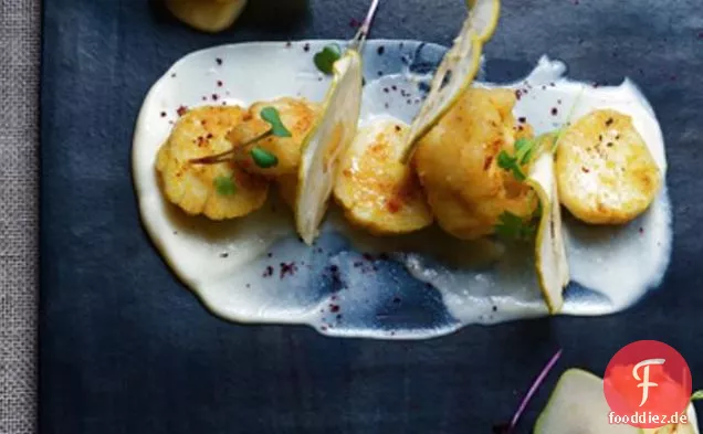 Gebratene Jakobsmuscheln mit Blumenkohl, Meerrettich und Apfel