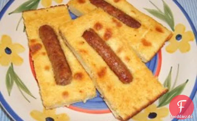 Gebackene Pfannkuchen mit Würstchen