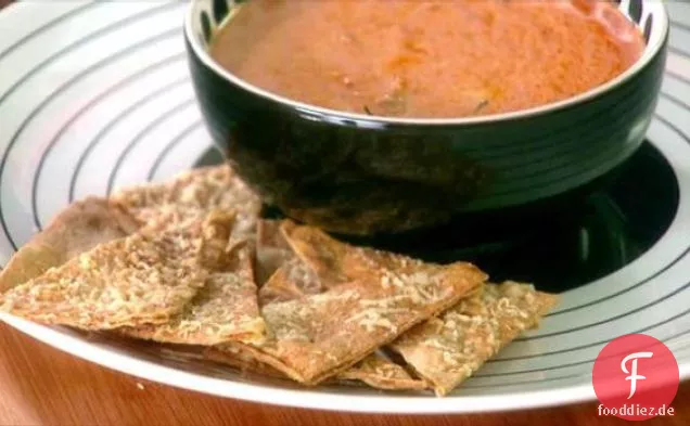 Parmesan-Lavash-Chips mit cremigem Tomaten-Basilikum-Dip