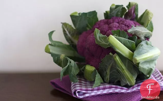 Lebendiges Blumenkohl- und weißes Bohnenpüree