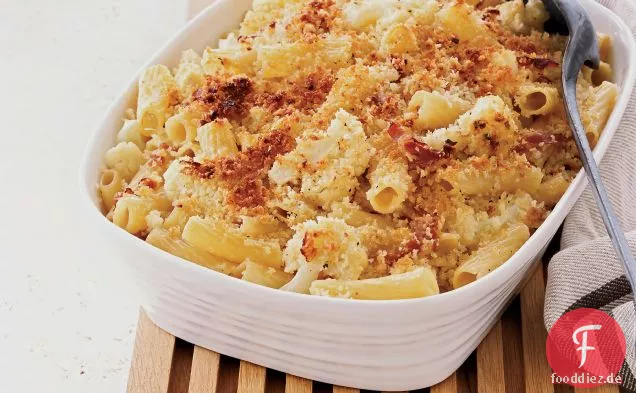 Parmigiano-verkrustete Rigatoni mit Blumenkohl und Schinken
