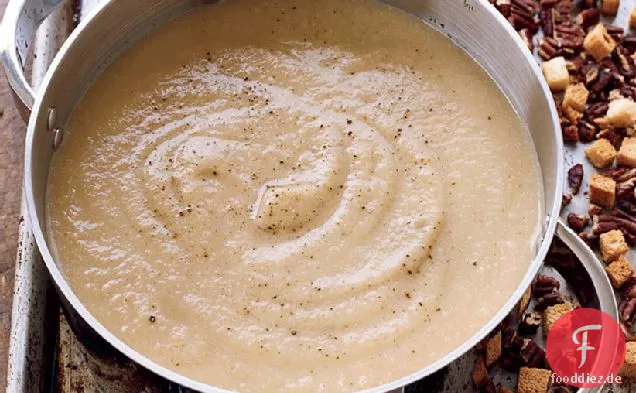 Blumenkohlsuppe mit Pekannüssen und Roggencroutons