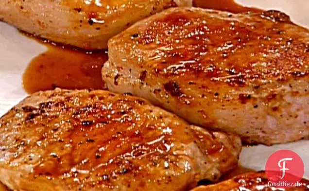 Schweinekoteletts mit goldener Apfelsauce