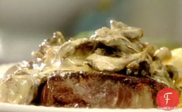 New York Strip Steak mit gebrannten Pilzen und frischem Thymian