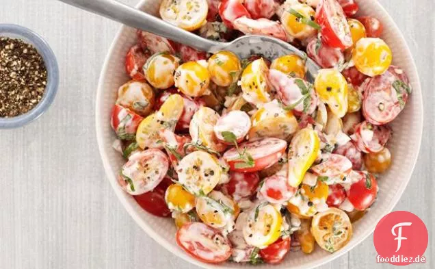 Kirschtomatensalat mit Buttermilch-Basilikum-Dressing