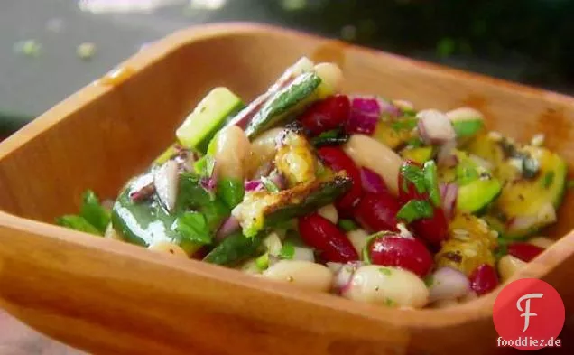 Gegrillte Zucchini und Bohnensalat