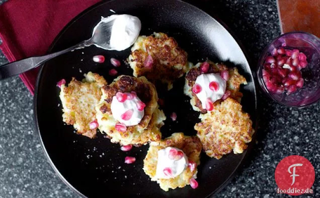 Blumenkohl-Feta-Krapfen mit rauchigem Joghurt, Granatapfel