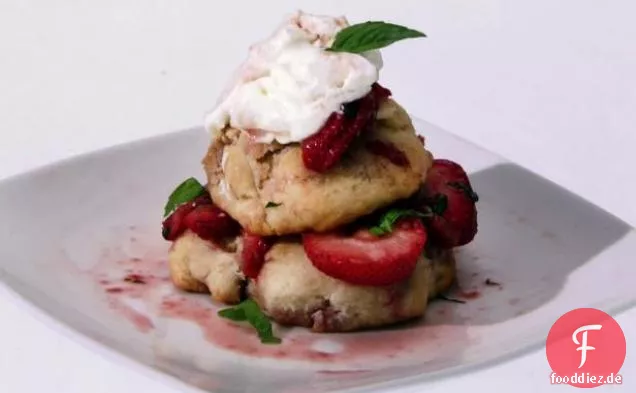 Stacked-Erdbeer-Shortcakes