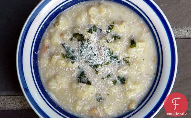 Weiße Bohnen-, Blumenkohl- und Specksuppe
