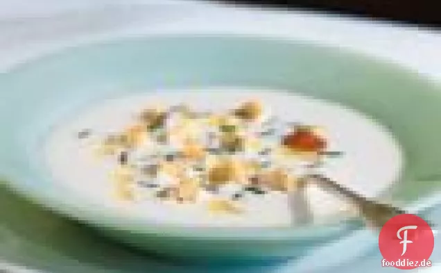 Creme von Blumenkohlsuppe mit Trüffelöl und Schnittlauch