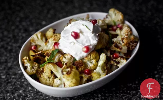 Kreuzkümmel gerösteter Blumenkohl mit Joghurt, Minze und Granatapfel
