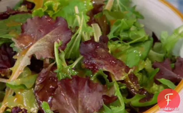 Einfacher grüner Salat mit Honig-Tomaten-Vinaigrette