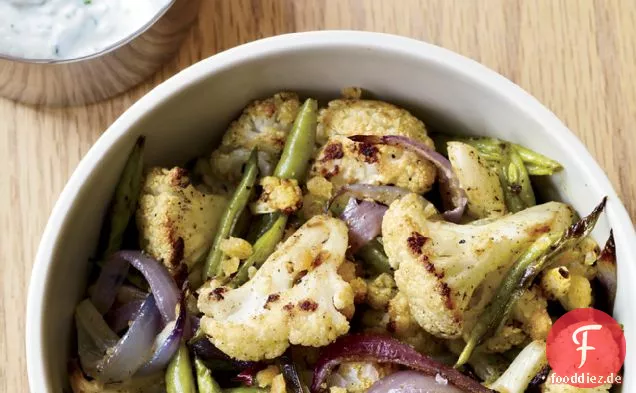 Curry-Blumenkohl und grüner Bohnensalat mit Zitronenjoghurt