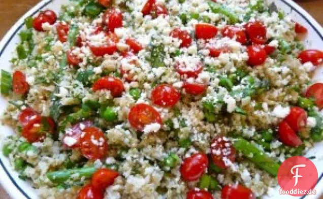 Dünner Quinoa-Blumenkohl-Reis mit Spargel, Erbsen und Kräutern