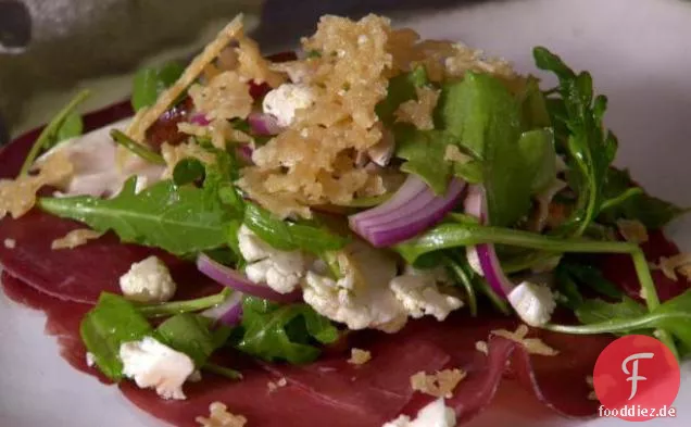 Braesola und leicht eingelegter Pilz-Blumenkohl-Salat mit knusprigem Parmigiano