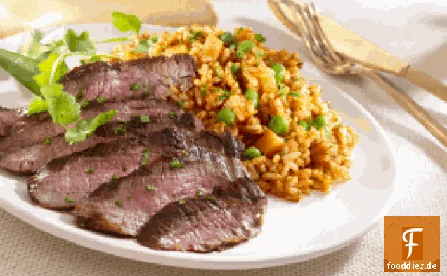 Gegrilltes Steak mit rotem Tomatenreis