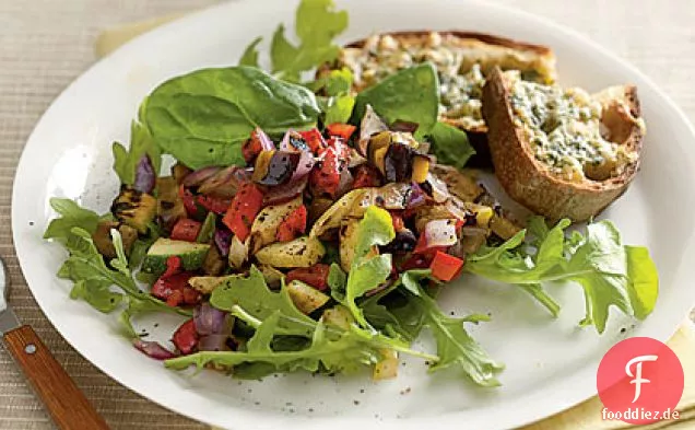 Gegrillter sizilianischer Gemüsesalat mit würzigem Gruyère-Toast