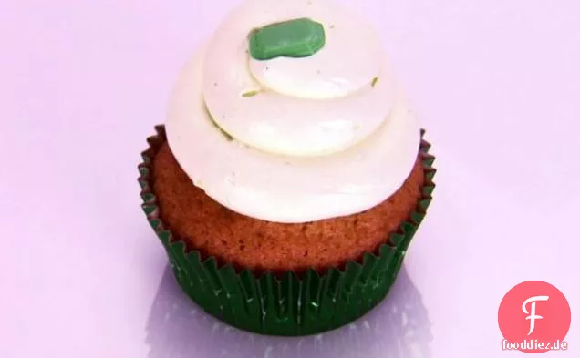 Emerald City Artischocke Olivenöl Kuchen mit Kiwi-Füllung und Schlagsahne Zuckerguss