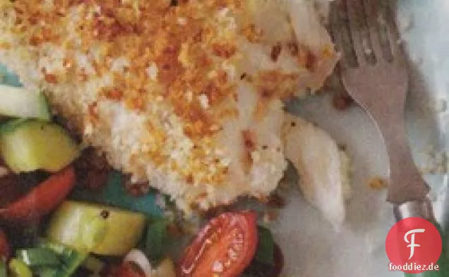 Panko-gekrönter Fisch mit leichtem griechischem Salat