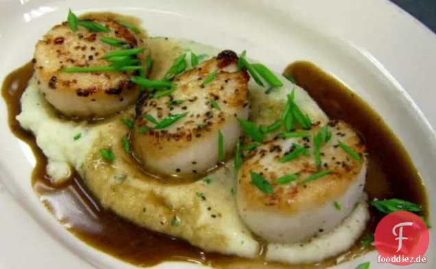 Gebratene Jakobsmuscheln, Polenta, Demi-Glace