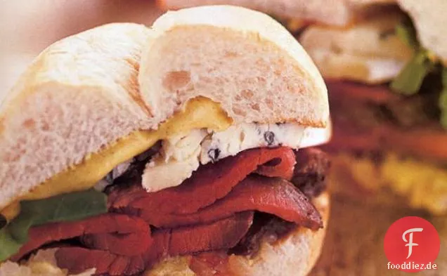 Steak-Sandwiches mit Blauschimmelkäse und gerösteten Schalotten