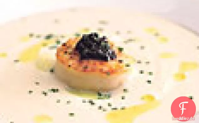 Blumenkohlsuppe mit gebratenen Jakobsmuscheln, Zitronenöl und amerikanischem Kaviar