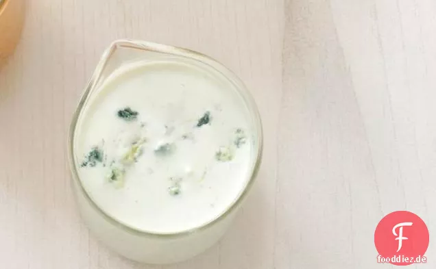Dressing mit hellem Blauschimmelkäse
