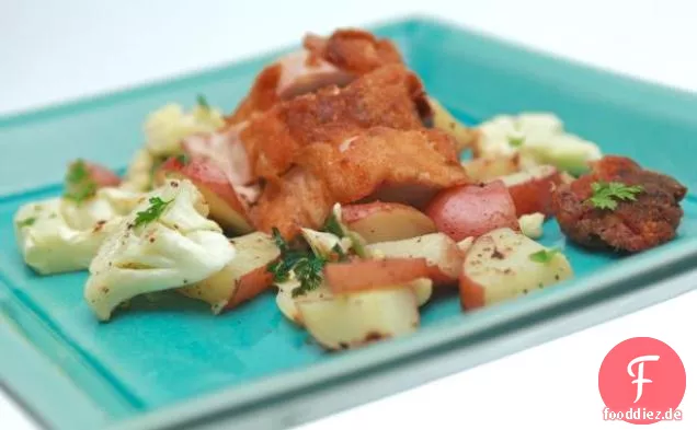 Gefüllte Hähnchenbrust in Currysauce über Bratkartoffeln und Blumenkohl