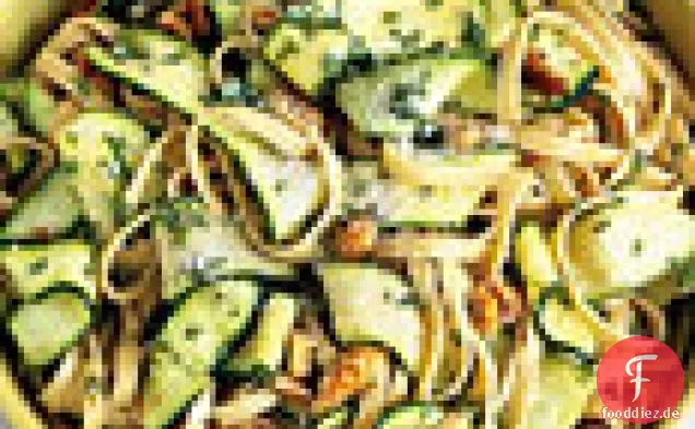 Fettuccine mit Walnüssen, Zucchinibändern und Pecorino Romano