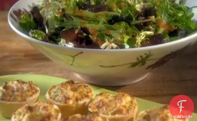 Gebackene Ricotta-Schalen mit Huhn und Parmesan und ein gemischter grüner Salat mit Tomaten-Basilikum-Vinaigrette