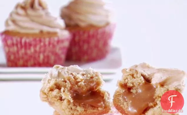 Gefüllte Erdnussbutter-Cupcakes mit wirbelndem Erdnussbutter-Zuckerguss