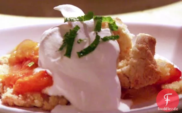 Aprikosen-Nektarinen-Shortcake mit Vanille-Schlagsahne