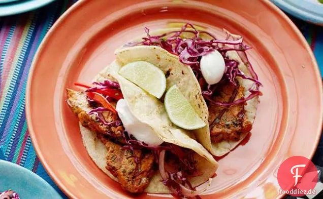 Gegrillte Chipotle Schweinefleisch Tacos mit rotem Slaw