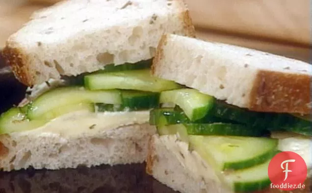 Schnelle Gurkengurken mit Roggenbrot und Käse