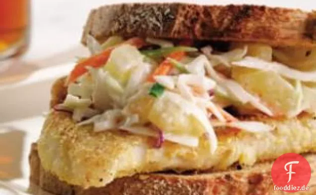Knuspriges Fischsandwich mit Ananaskraut